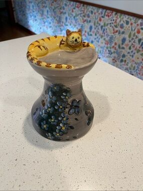 Hand-Painted Ceramic Oil Warmer with Yellow Cat Accent
